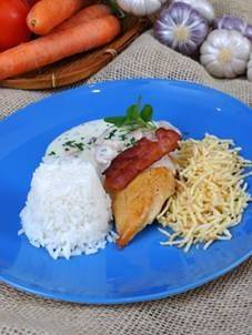 Filé de Frango ao Molho de Gorgonzola, Manjericão e Bacon