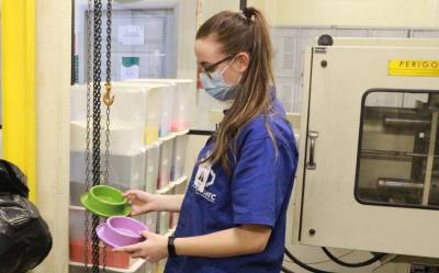 Cursos da UniSatc criam potes de ração para ajudar ONGs de animais