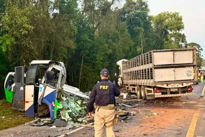 Acidente com carreta e micro-ônibus deixa 23 mortos e quatro feridos no Paraná