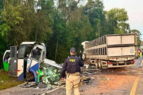 Acidente com carreta e micro-ônibus deixa 23 mortos e quatro feridos no Paraná