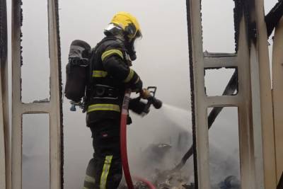 Incêndio destrói residência e moradora é encaminhada ao hospital