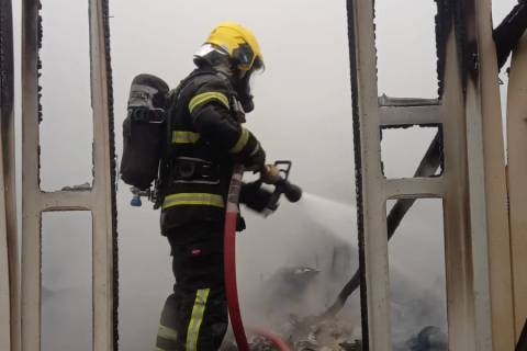 Incêndio destrói residência e moradora é encaminhada ao hospital