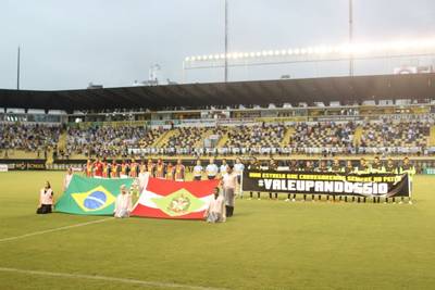 Jogadores homenageiam Alexandre Pandóssio no Majestoso 