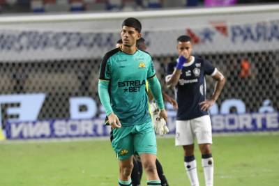 Goleiro do Criciúma sofre fratura no rosto durante jogo-treino