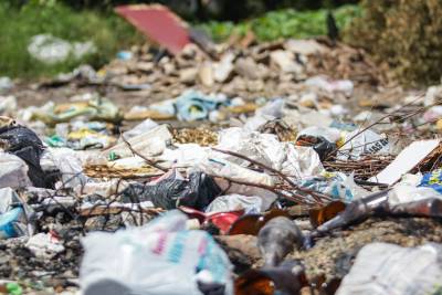 Força-tarefa retira três caminhões de lixo e instala câmeras em terreno em Criciúma