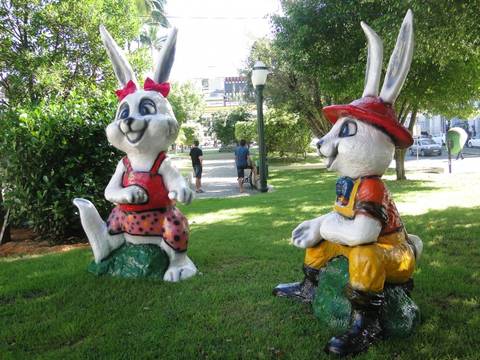 Praça Celso Ramos de Orleans recebe decoração para a páscoa