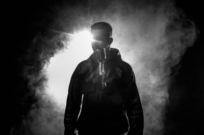 Cantor criciumense Jhon R lança nova música e clipe