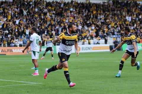Segue o líder! Veja o gol e as fotos da vitória do Criciúma contra o Goiás