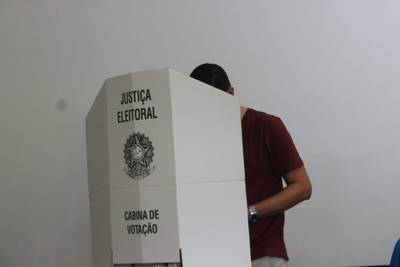 Delegada da escola Padre Miguel Giacca recomenda que eleitores levem a 'colinha' para votar