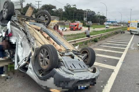 Capotamento na BR-101 deixa sete pessoas feridas em Içara