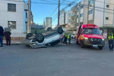 Colisão seguida de capotamento é registrada em movimentado cruzamento de Criciúma
