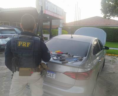 PRF recupera em Paulo Lopes carro roubado que foi utilizado durante arrombamento em Tubarão