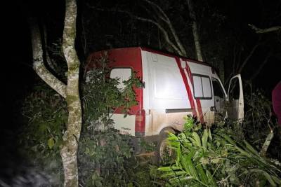 Vídeo: em SC, carga de cigarros contrabandeados é apreendida em 'ambulância fake'