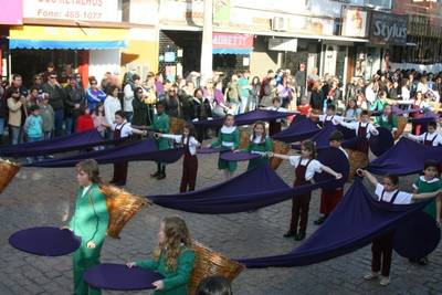 Desfile evidencia a história de Urussanga e da Festa do Vinho