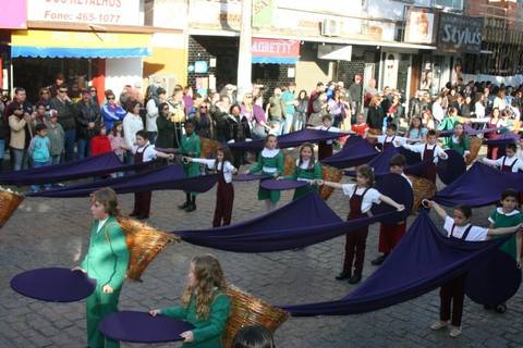 Desfile evidencia a história de Urussanga e da Festa do Vinho