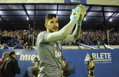 Goleiro Belliato pega dois pênaltis e se destaca na classificação do Peixe 