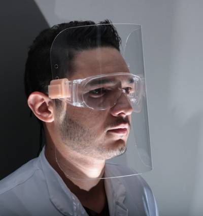 Clínica de Criciúma produz novo modelo de protetor facial para doar aos profissionais da saúde