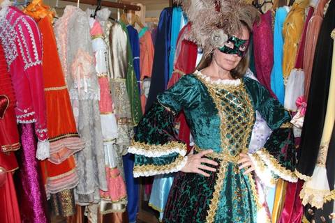Trajes de época começam a ser alugados para Baile de Gala 