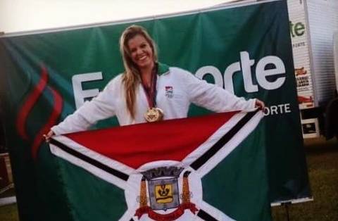 Mary Cardoso melhora sua marca no lançamento de disco