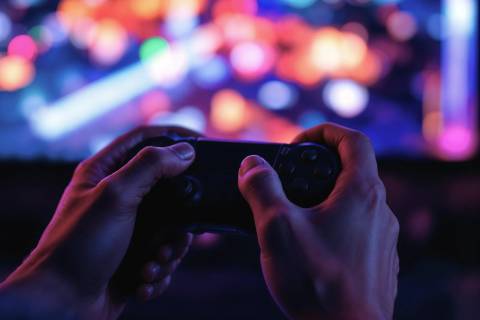 Movimento cristão reúne fiéis durante noite de jogos em Criciúma