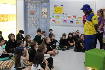 Alunos do Infantil do Colégio Satc praticam alfabetização com visita de carteiro