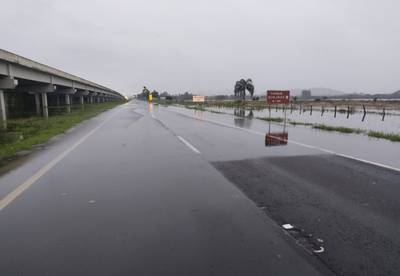 Araranguá: chuvas causam nova interdição na pista Norte do quilômetro 403 da BR-101