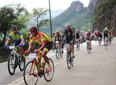 Mais de 800 ciclistas desafiam a Serra do Rio do Rastro 