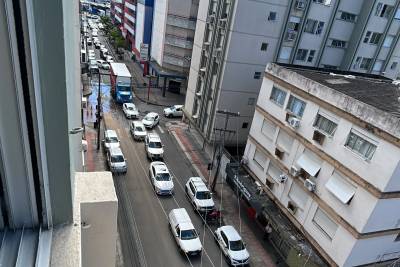 Vazamento de água deixa trânsito congestionado na área central de Criciúma