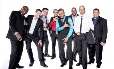 Alexandre Pires faz show com turnê SPC 25 Anos em Laguna