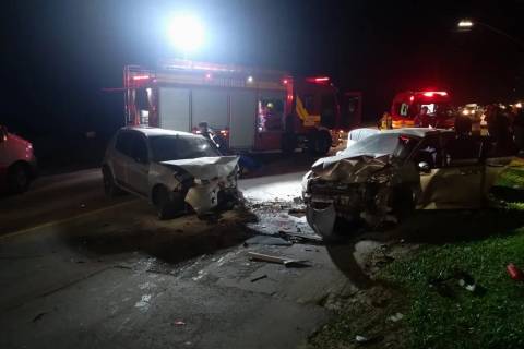 Vídeo: Acidente envolvendo três carros deixa um homem morto e cinco pessoas feridas em Criciúma