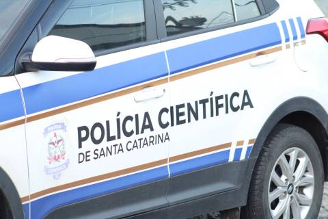 Mulher morre na BR-101 após acidente envolvendo motocicleta com placa de Laguna