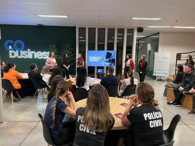 Trabalhos de conscientização sobre violência contra a mulher são apresentados ao MP por acadêmicos da Unisatc
