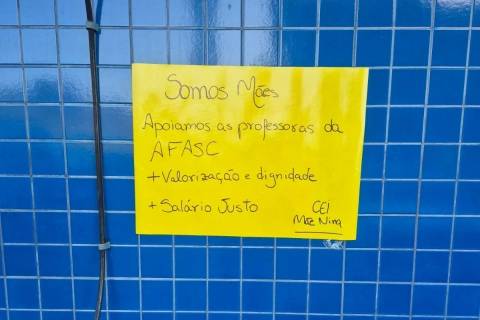 Com greve marcada para esta terça-feira, pais espalham cartazes nos CEIs da Afasc