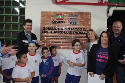 Estudantes da Escola Municipal Prof. Jairo Luiz Thomazi ganham ginásio de esportes e novas salas de aula 
