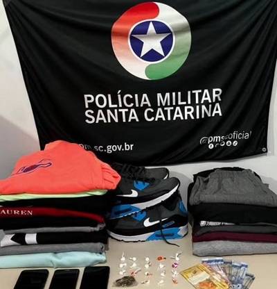 Laguna: jovem é preso após PM encontrar drogas e roupas furtadas em sua casa