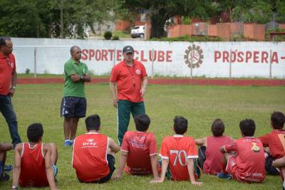 Próspera contrata preparador físico
