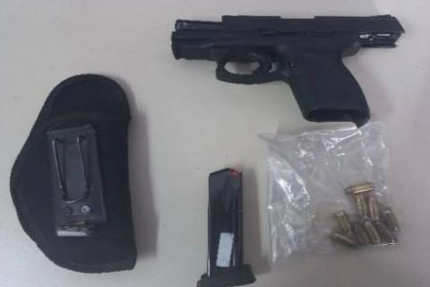 Criminoso ameaça trabalhador com arma de fogo e rouba ferramentas