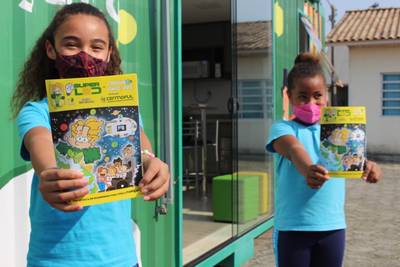 Estudantes recebem livros na parceria entre Cermoful e UniSatc