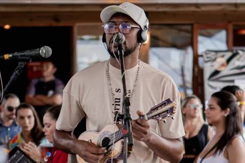 Entre o samba e o pagode, Caique Lima relembra sua trajetória musical