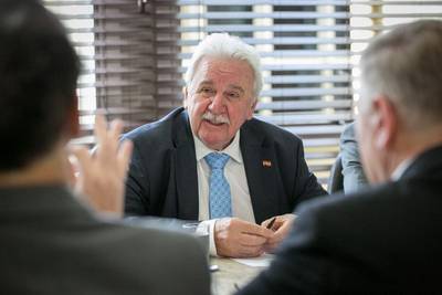 Governador propõe programa para dispor um litro de leite por semana para 81 mil estudantes
