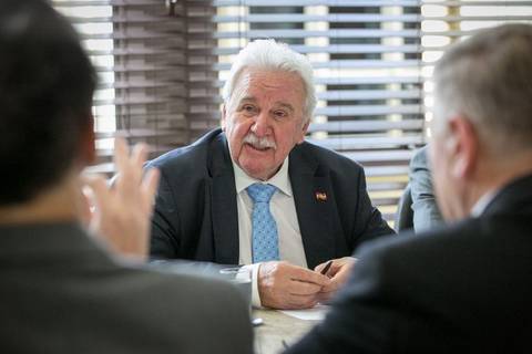 Governador propõe programa para dispor um litro de leite por semana para 81 mil estudantes