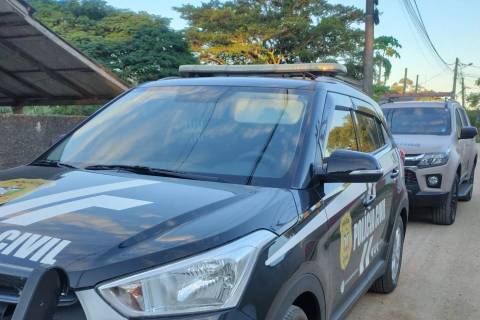 Mulher é conduzida à delegacia após operação da Polícia Civil em Laguna