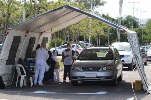Sucesso em Criciúma, ‘drive-thru’ de vacina deve ser repetido no município