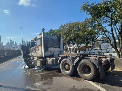 Pista Sul da BR-101 em Balneário Camboriú é liberada após incêndio em caminhão