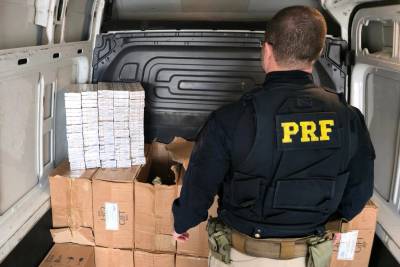 PRF flagra furgão com cigarros contrabandeados do Paraguai e R$ 88 mil em dinheiro na BR-101