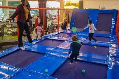 Estrutura com 12 camas elásticas e piscina de bolinhas é atração no Criciúma Shopping