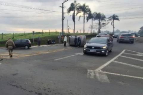 Criciúma: motorista invade via preferencial e carro capota na avenida Centenário