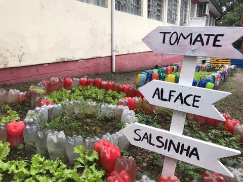 Construída por várias mãos, horta ganha vida e é destaque no Cemja em Criciúma