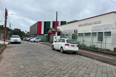 Trânsito em frente à escola gera pedidos por mudança em Criciúma