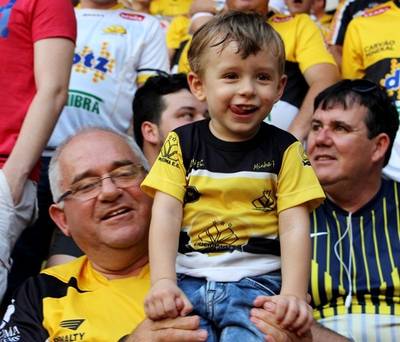 Com altas temperaturas, tricolores lotam as arquibancadas do estádio Heriberto Hülse